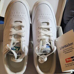 A Pair of Propét LifeWalker Sneakers NWT Shoes Womens Size 5 M(B) White Leather
